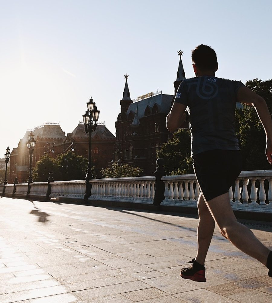 Coureur urbain de nuit avec sac à dos